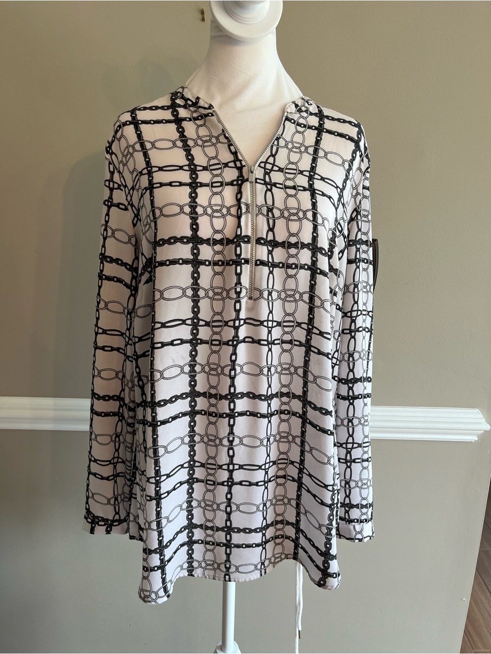 New York & Company Black and White Chain-Print Blouse L zip v neck